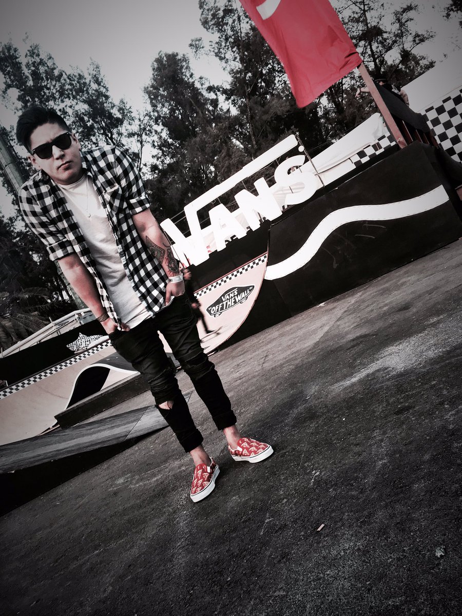 KennyLovato's tweet photo. Ya me voy a lanzar de las rampas de @vans_mx ojalá no me mate. 

#viveVANS 😎🤘🏻 https://t.co/RuY7czotoh