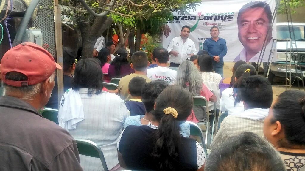 EleccionesEn's tweet photo. Casa por casa recorre su distrito @MgCorpus candidato a diputado local del @PRI_DttoXVI @EleccionesEn #D16 #Oaxaca https://t.co/bS3Ew2RTnw