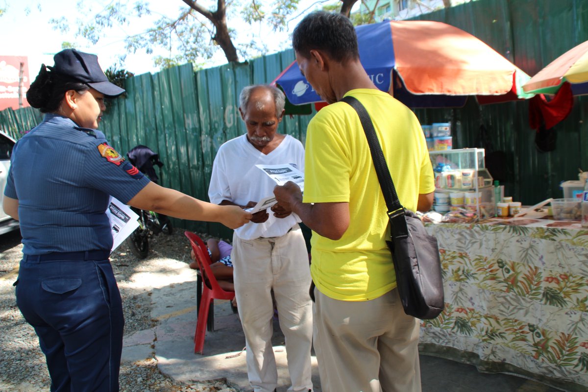 TaguigPolice's tweet photo. April 25, 2016, 8:30am PCR pers PO3 Bariuan, distribution of Flyers " SAFE 2016" Bayani Road, Western Bicutan,TC https://t.co/dE2Dc5ZDX8