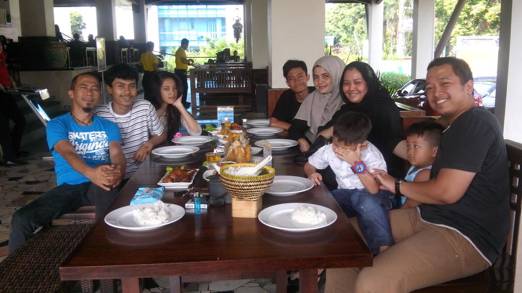 Kumpul di bogor bersama teman lama, yg begitu ketemu sudah beranak pinak 3 orang, cepat sekali kami menjadi tua ya