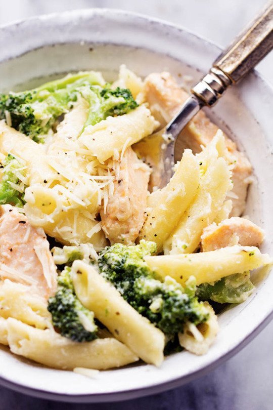 Mealple's tweet photo. Three Cheese Chicken Broccoli Alfredo https://t.co/dbVGrNlB4u