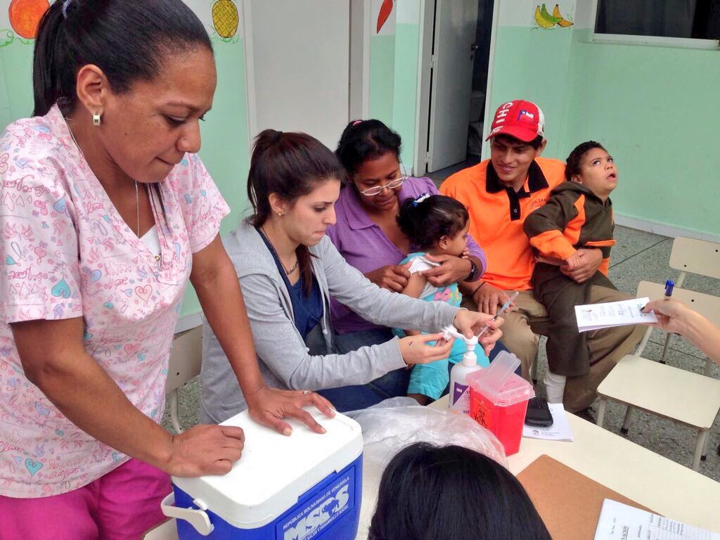 dsmolansky's tweet photo. Hoy nos sumamos a la Jornada de Vacunación en Las Américas de la @opsoms con todo nuestro equipo de @HatilloSalud https://t.co/XJBAfZXMEj