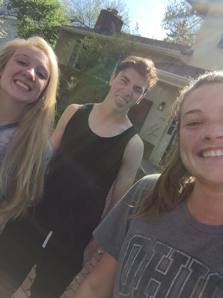 UahsT's tweet photo. Getting their second kills in like... https://t.co/9w2fOaU7fF