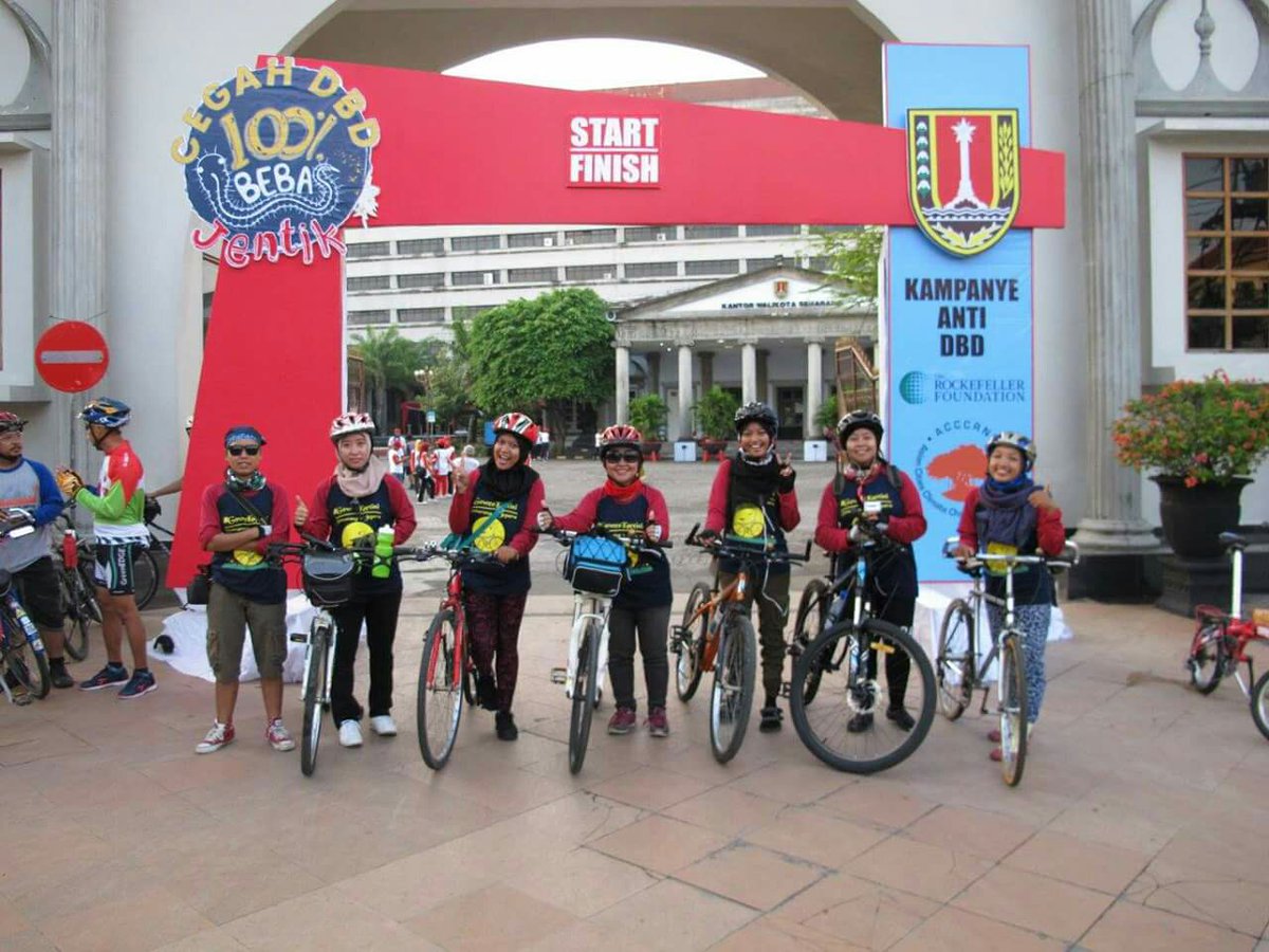 srikandi2 <a href="/B2WSemarang/">B2W Semarang</a> #gowesKartini2016 sebelum berangkat ke Jepara. 24/04/16 | <a href="/hendrarprihadi/">Hendi (Hendrar P)</a> <a href="/ganjarpranowo/">Ganjar Pranowo</a>