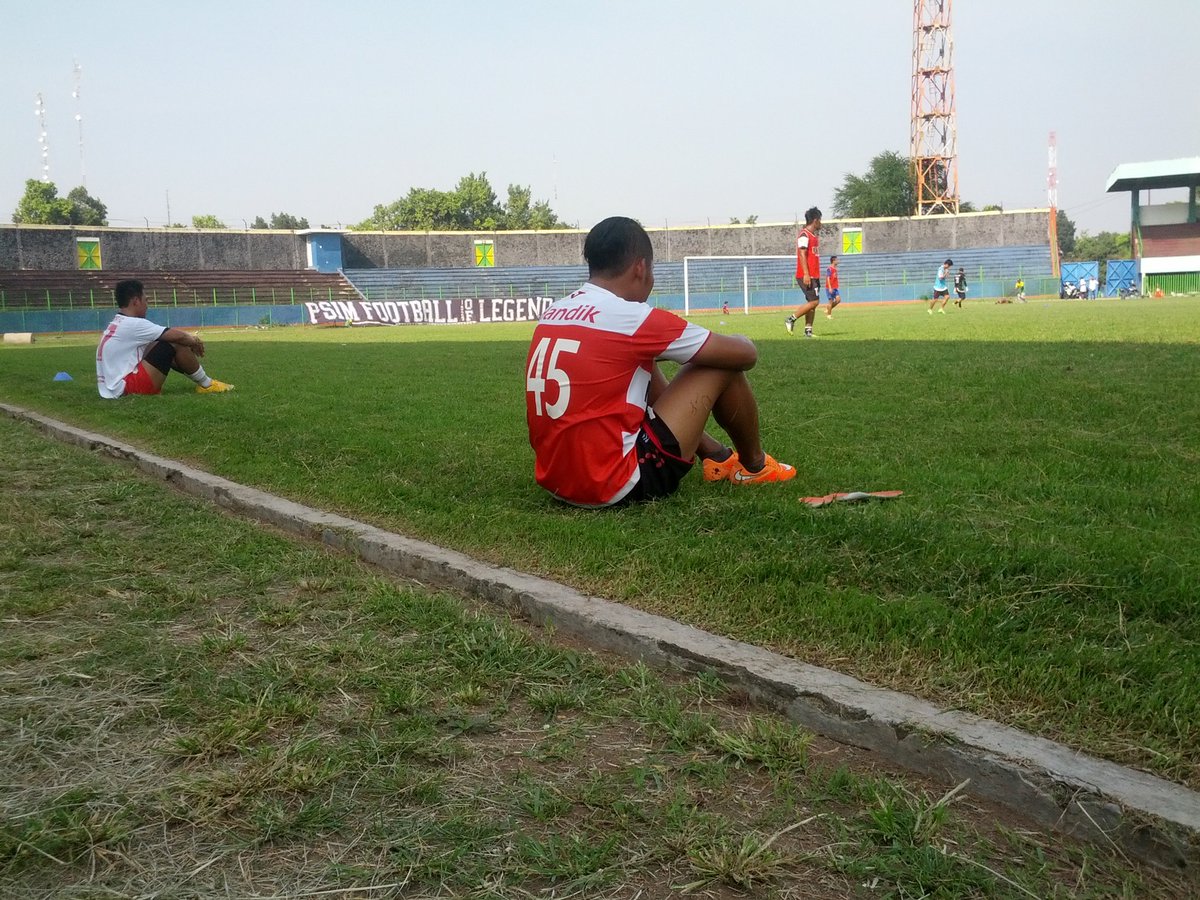 Brajamusti_YK's tweet photo. Latihan PSIM pagi ini kedatangan 2 pemain seleksi, Arif dan Handik dari Jawa Timur https://t.co/LhN5xuyjeQ