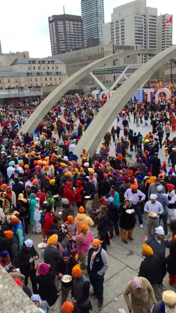 gurppppp's tweet photo. Thousands of Sikhs celebrate Vaisakhi in TO (food is 100% vegetarian &amp; strict plastic bottle ban) #1000GreenUW :) https://t.co/bmrBUhtjSo
