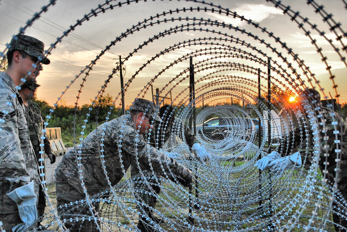 Ronanyuan's tweet photo. we can produce razor wire in concertina coils of different blade types and specifications. https://t.co/DXVUjpMpf1 https://t.co/rwTqce7owo