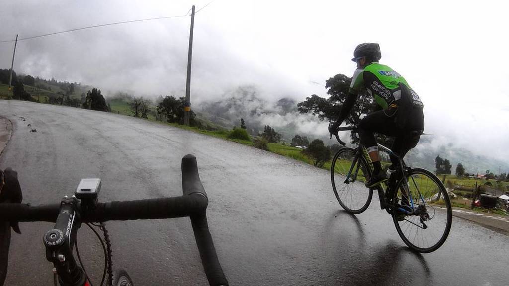 Entre las nubes... #bikelife #cyclinglife #roadlife #road #roadcycling #stravacycling #roadlikethese #wakeupcall #o…