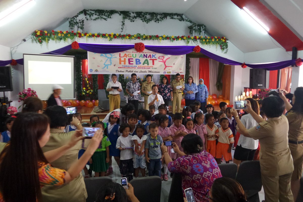 antikorupsi's tweet photo. Perwakilan orangtua bersama anak-anak membacakan Deklarasi Keluarga AntiKorupsi #LaguAnakHebat https://t.co/eNiGNy9y55