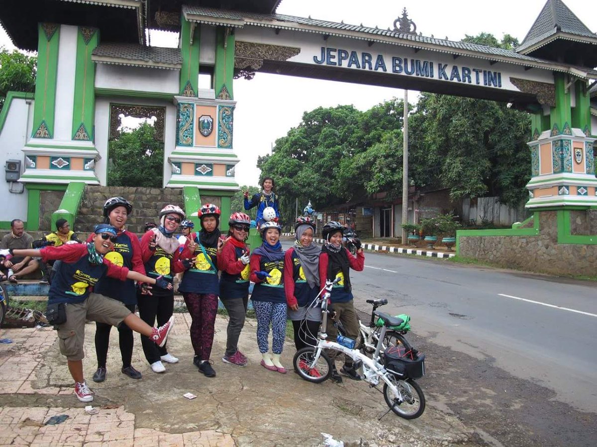 Srikandi <a href="/B2WSemarang/">B2W Semarang</a> di Gapura Jepara Bumi Kartini. 24/04/16 | <a href="/hendrarprihadi/">Hendi (Hendrar P)</a> <a href="/ganjarpranowo/">Ganjar Pranowo</a>