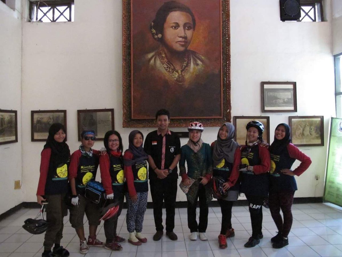 Srikandi <a href="/B2WSemarang/">B2W Semarang</a> di Museum RA. Kartini Jepara. 24/04/16 | <a href="/hendrarprihadi/">Hendi (Hendrar P)</a> <a href="/ganjarpranowo/">Ganjar Pranowo</a>