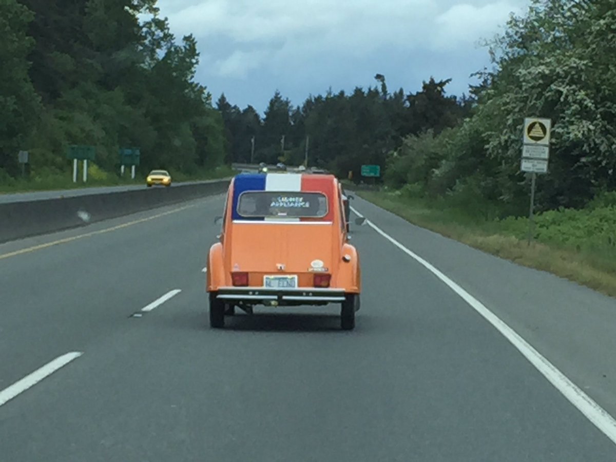 Dat is toch vet grappig. Rij je door Canada, haal je zo'n #deuxchevautje #nleend in