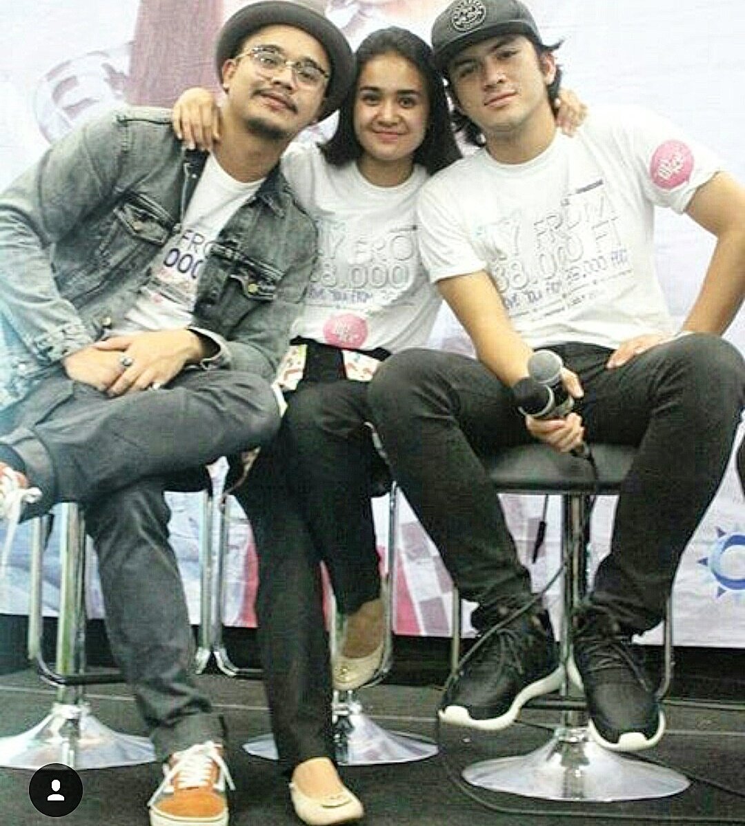 JangkrikLemot's tweet photo. @rizkynazaarr @MichelleZiu @Derby_Rr #ilyfrom38000ft https://t.co/0f7H3Zh6ke https://t.co/XQxuvGTxM4