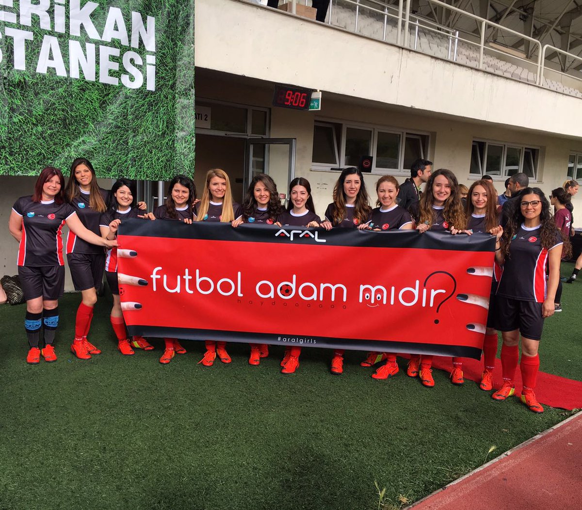 Aral Kızları bu sene Açev yararına 4.sü düzenlenen Kızlar Sahada'ya katıldılar ve "Futbol adam mıdır?" dediler.