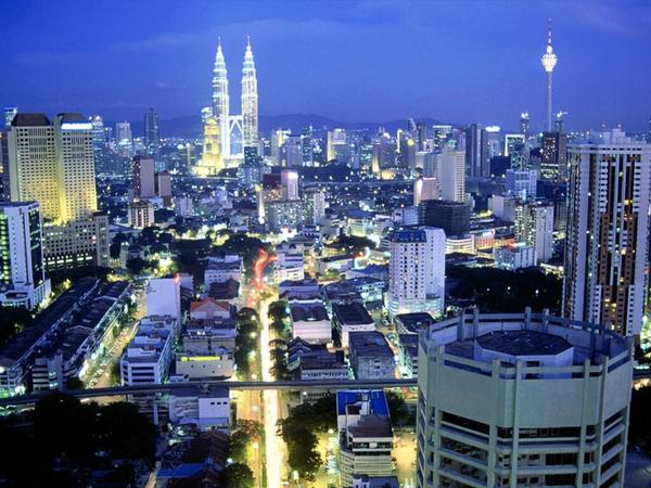 心が癒される絶景 マレーシア 東南アジア有数の世界都市クアラルンプールの夜景です クアラルンプールという名称はマレー語で 泥が合流する場所 という意味があります 写真中上には 1998年に完成した超高層ビルのペトロナスツインタワーがあります 心が癒される絶景 マレーシア 東南アジア有数の世界都市クアラルンプールの夜景です クアラルンプールという名称はマレー語で 泥が合流する場所 という意味があります 写真中上には 1998年に完成した超高層ビルのペトロナスツインタワーがあります