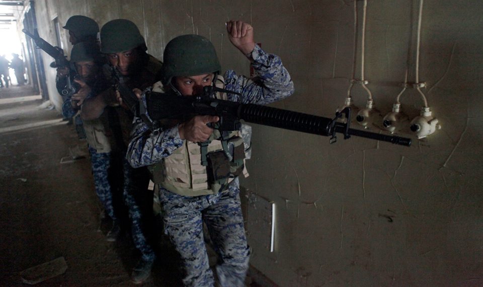 تدريبات الجيش العراقي الجديده على يد المستشارين الامريكان  - صفحة 3 Cg33mC1WkAAmLWq