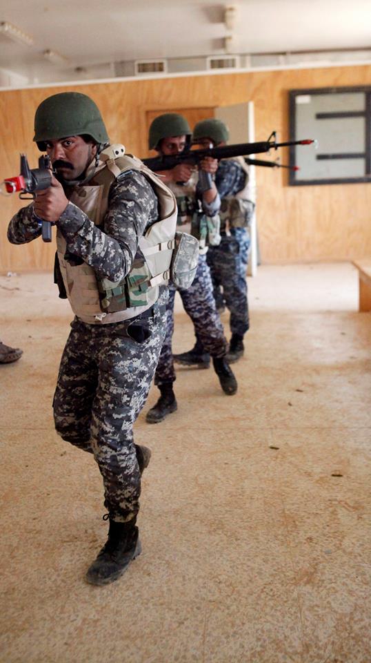 تدريبات الجيش العراقي الجديده على يد المستشارين الامريكان  - صفحة 3 Cg33mCfW0AQBj2A