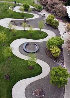 EDGardensUK's tweet photo. Fab way to divide up a boxy space #curvedpath #organic #earthdesigns #gardendesign #londongardendesign https://t.co/7OYKsjXIMP