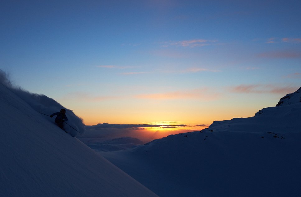 soderqvistphoto's tweet photo. @Jackiepaaso catching the #sunset in the  #riksgränsen #mountains @hellyhansen @FreerideWTour @PowderMagazine https://t.co/nHEhc6DUUt