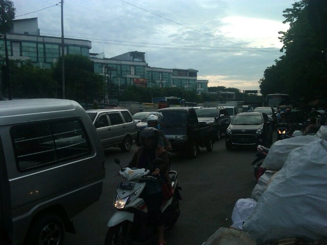 cepgunawan1's tweet photo. @e100ss jln raya depan PGSdan pasarturi cukup padat.hati"juga ada perlitasan kereta api.. https://t.co/5AcWs3azBk