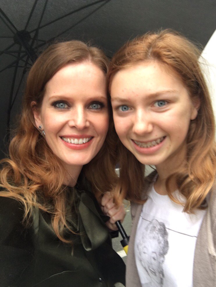 bexmader's tweet photo. Did you enjoy last nights episode?!! Here's a #zelfie with my adorable mini me @Isabella_B_T @OnceABC #zelena 💚🇬🇧💥💋👯 https://t.co/5eotRzqHoG