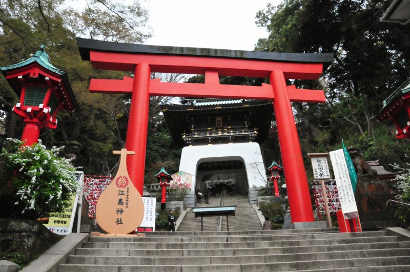 目指せ 100通 縁結びの神社へ行こう 江ノ島神社 神奈川県藤沢市 結ばれたい相手の名前を むすび絵馬 に書き ご神木の 結びの木 に奉納すると良縁の願いが叶うと言われています 龍恋の鐘 や 南京錠の柵 などとても人気がある良縁 恋愛