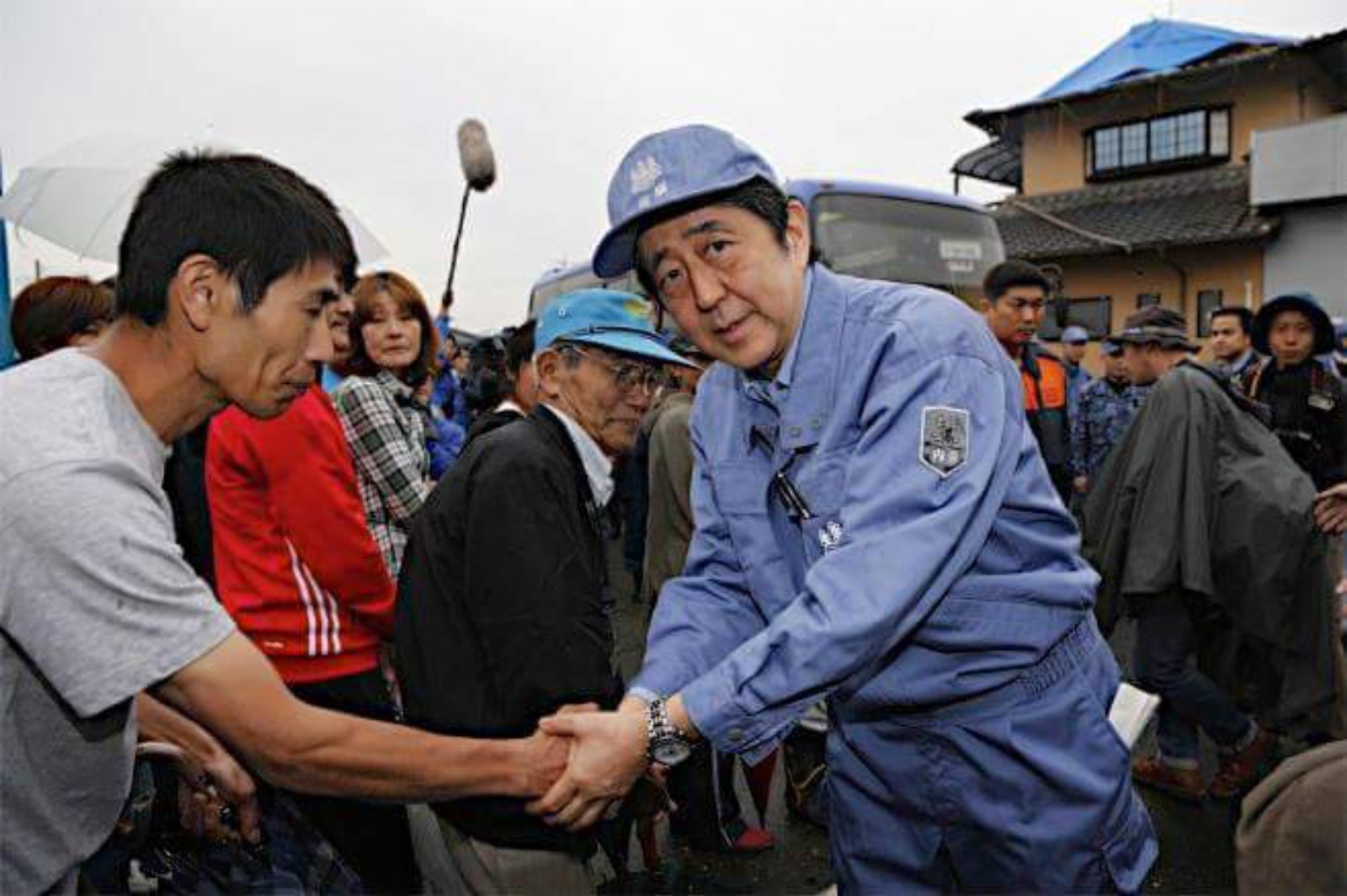 現代芸術家 深瀬 綾 カメラ目線 で 上から目線 で安倍は被災地訪問 白々しく被災者に握手迫り 両手で握手してカメラ目線で宣材アピール 安倍 被災地 訪問 カメラ目線 上から目線 自民党 無能 政治 マスゴミ 白々しい 熊本県 T Co