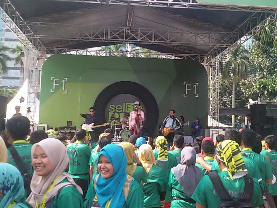 DuniaLari's tweet photo. Yuk, seru-seruan di panggung utama bareng @tdc_band @OPPOIndonesia #SelF1eRun https://t.co/C2CoE9UoQX https://t.co/zSgddiO5CM