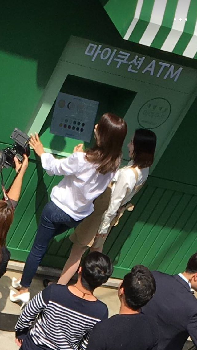 [PIC][25-04-2016]YoonA ghé thăm cửa hàng của "Innisfree 'My Cushion ATM'" vào trưa nay Cg3Sy0cW4AAXdLa