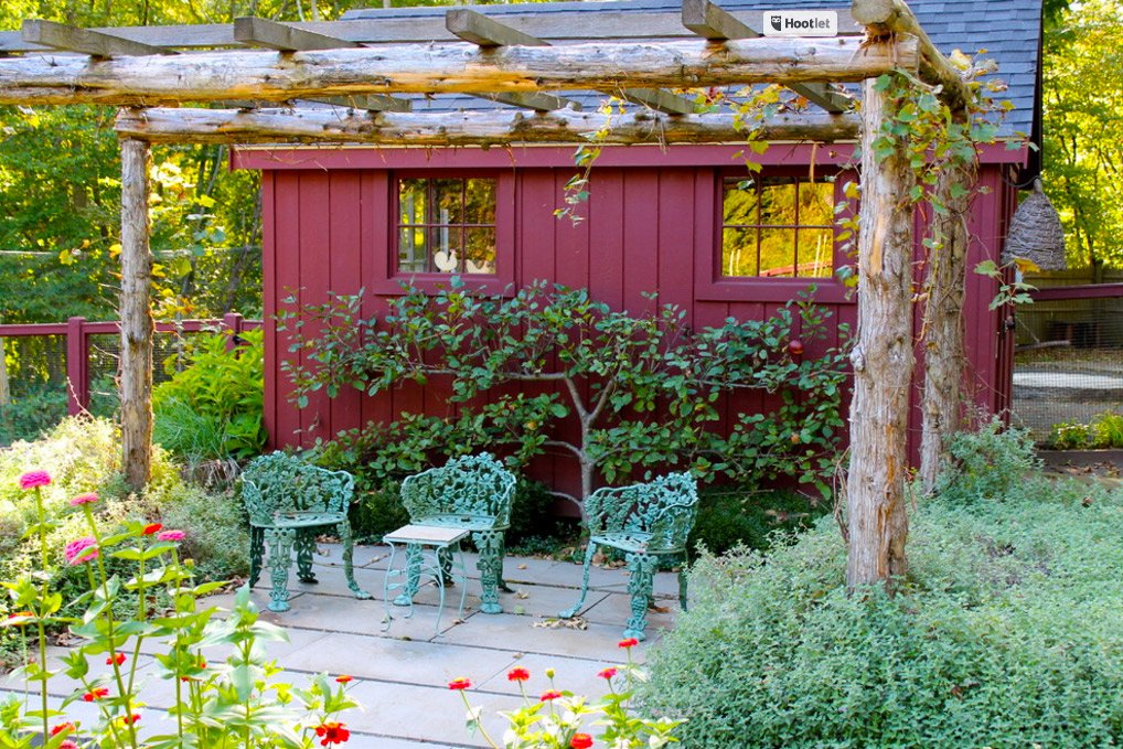 Большинству 60 летних опрошенных садовый дачный приусадебный. Красивые уголки на даче. Уютный уголок на даче. Красивая дача. Уголок отдыха в саду.