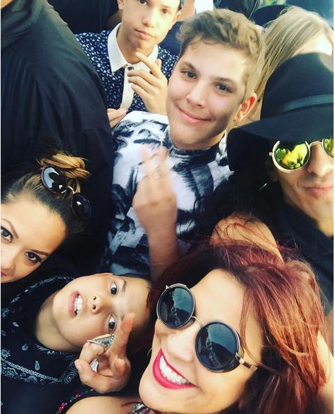 PerlaFHudsonArg's tweet image. via @PerlaFHudson Up in the GA with my boos! @TrannyDMartinez #coachella #perlafhudson #LondonHudson  #CashHudson