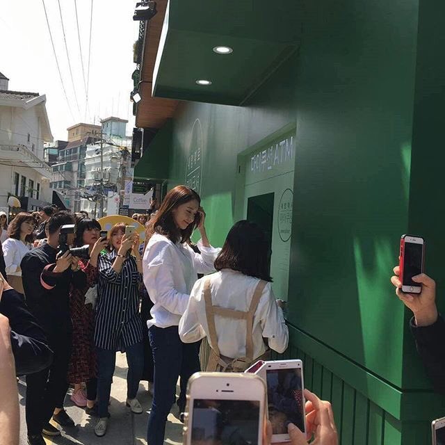 [PIC][25-04-2016]YoonA ghé thăm cửa hàng của "Innisfree 'My Cushion ATM'" vào trưa nay Cg3VmbYWwAAXHcs