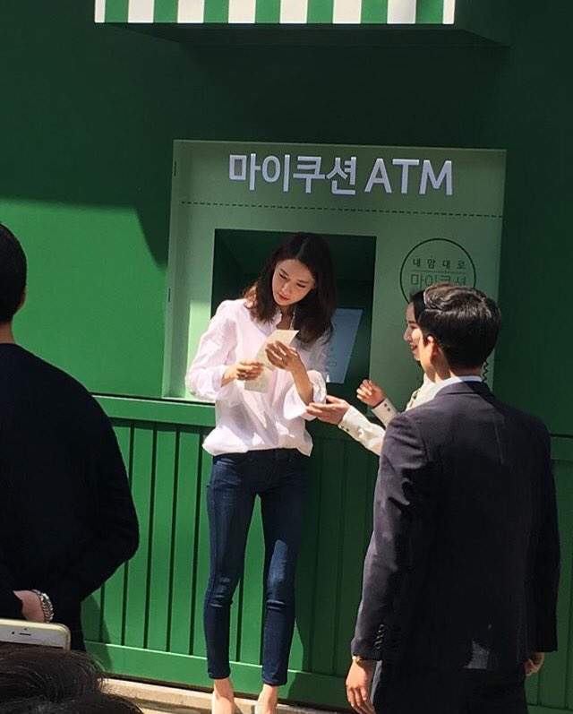 [PIC][25-04-2016]YoonA ghé thăm cửa hàng của "Innisfree 'My Cushion ATM'" vào trưa nay Cg3VmcFWIAAZ2PI