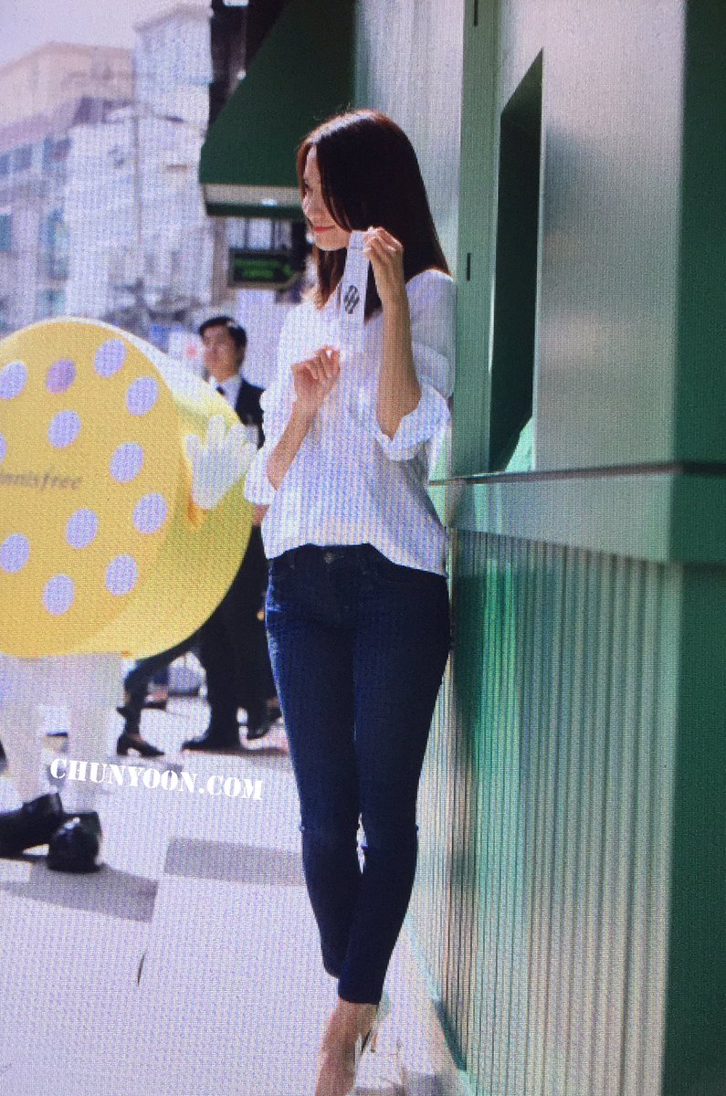 [PIC][25-04-2016]YoonA ghé thăm cửa hàng của "Innisfree 'My Cushion ATM'" vào trưa nay Cg3Z-vCU8AI29NF