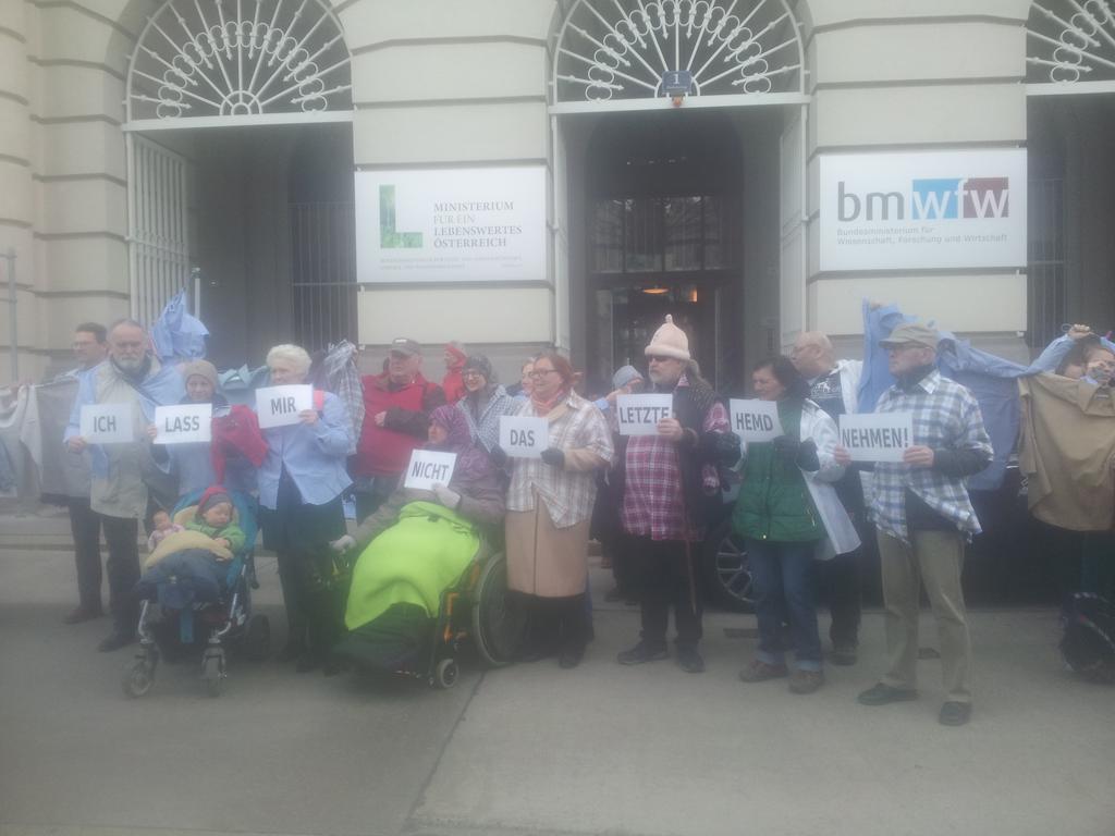 Sie wollen sich nicht das letzte Hemd nehmen lassen -Armutsbetroffene protestieren in Wien #mindestsicherung