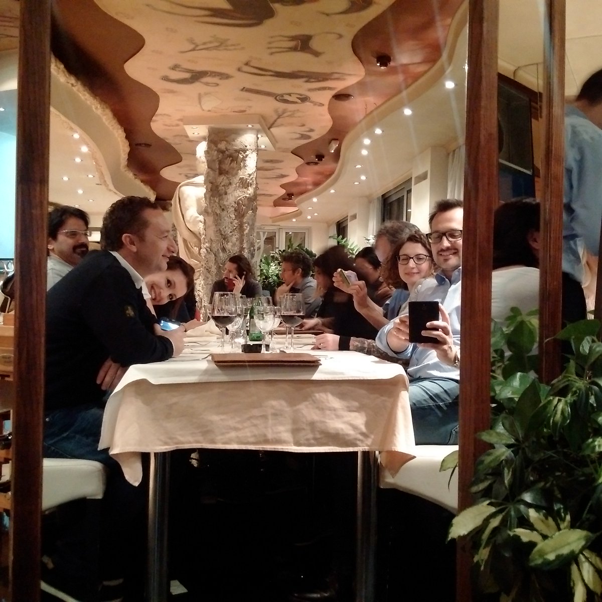 Easyconnecting's tweet image. Great social dinner in Belgrade at Caruso's place!