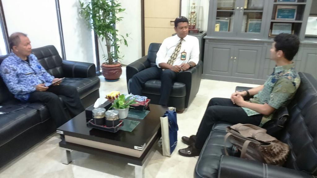 Petugas dari Direktorat didampingi Kabid Kota Manado,sedang konsultasi dengan Bank Penyalur mengenai Penyaluran PIP.