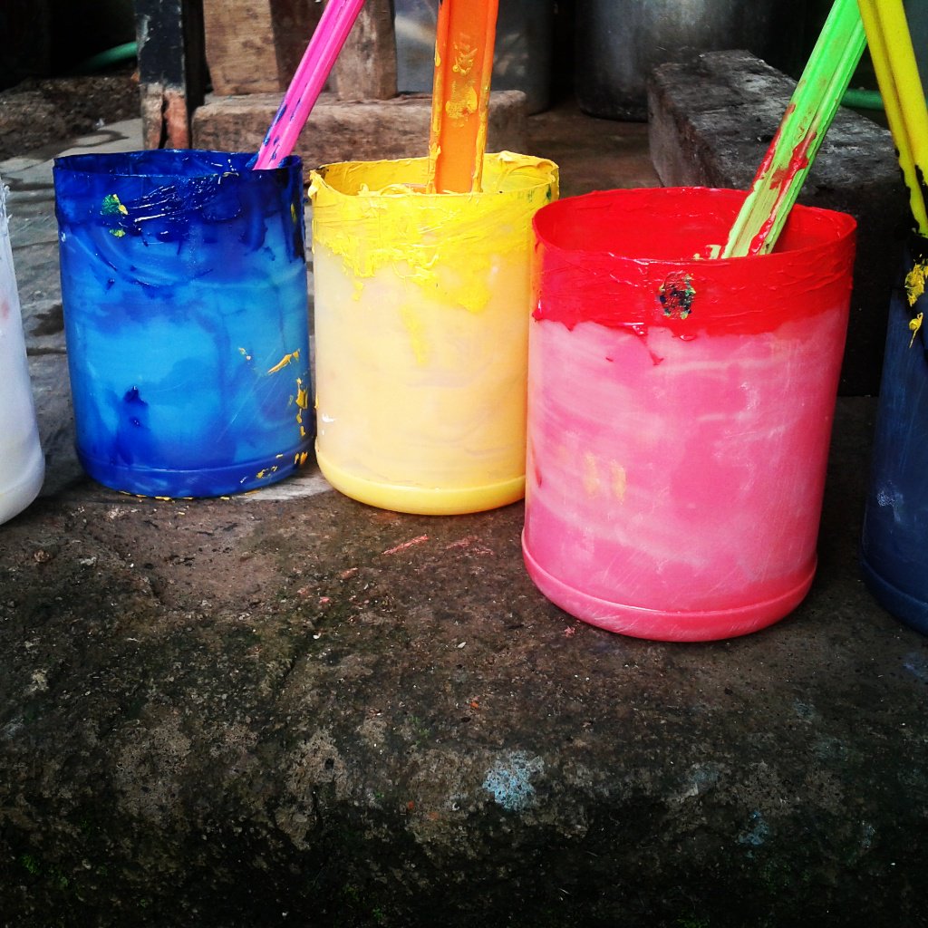 hari yang penuh warna