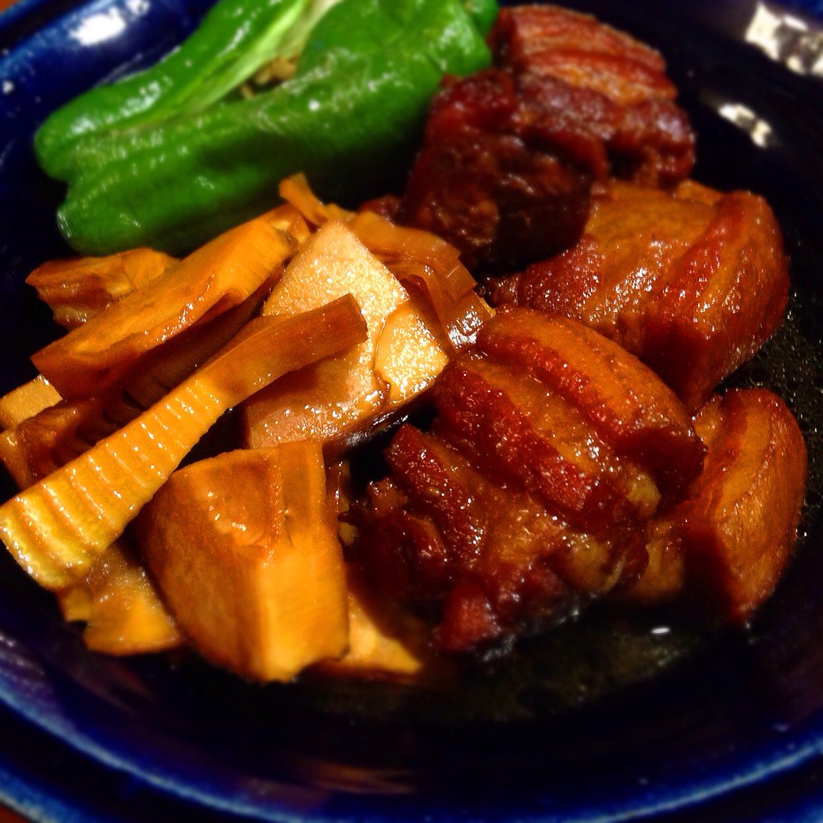 有賀 薫 夕飯は豚の角煮 黒砂糖と焼酎を使った 煮汁でたけのこも煮てみたら良い感じ 緑はピーマンで こちらは丸焼きを半分に切って添えただけ これもなかなか