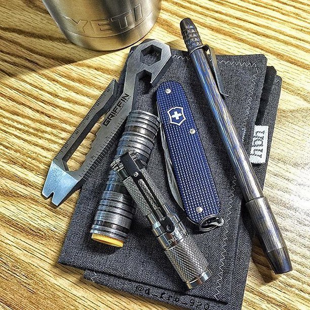 EnvyWatches's tweet photo. @d_fro_920 #Monday #deskdump #edc #edcig #edcstyle #everydaycarry #edcpocketdump #pocketdu… https://t.co/VC2dxiZZr4 https://t.co/2280y3DVbW