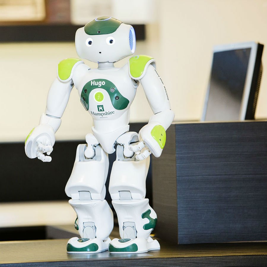 Hugo heeft vandaag zijn eerste werkdag bij Hampshire Hotels. Wij wensen hem veel succes toe! bit.ly/Robot-Hugo