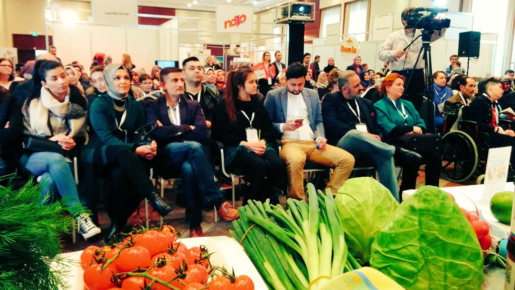 lemit_de's tweet photo. @Oktayust und #Armin #Langer #live #Kochshow #lemit #vielfalt40 jetzt geht's los! Volles Haus! https://t.co/Gf0hQd0yQR