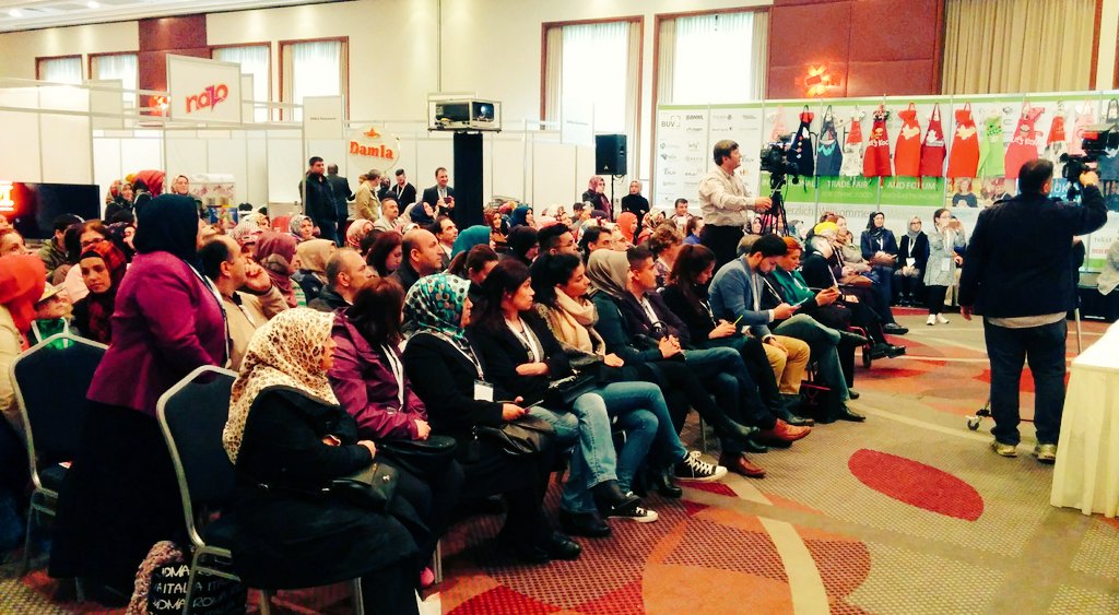 lemit_de's tweet photo. Das Publikum ist gespannt. Der Saal ist voll! @Oktayust und #Armin #Langer #live #Kochshow #lemit #vielfalt40 https://t.co/vzvYr5p3H4