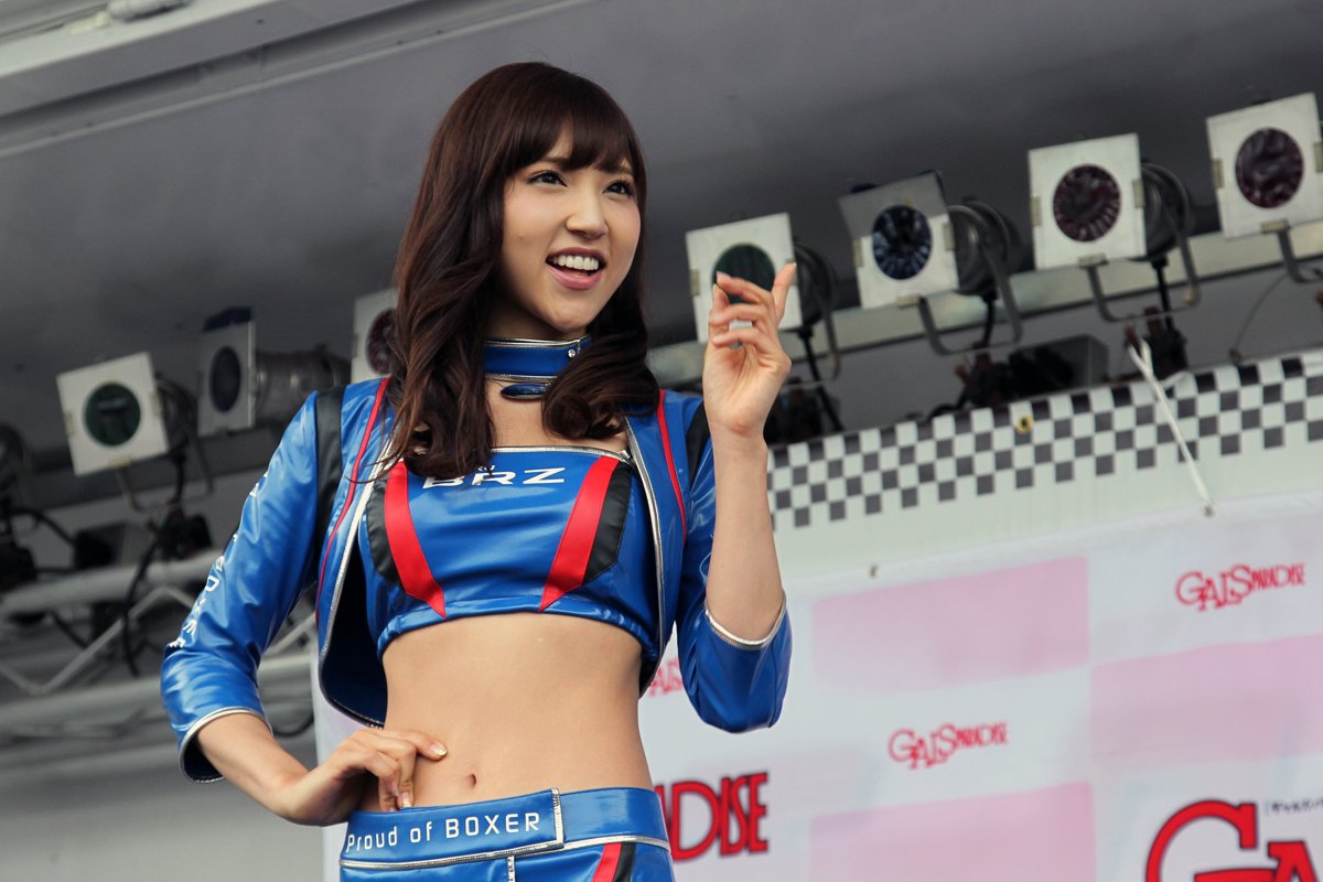 レースクイーン　ローアングル  / X