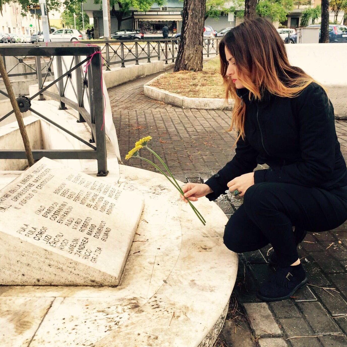 PD_ROMA's tweet photo. Monumento ai Caduti in Piazza delle Camelie. #èquestoilfiore https://t.co/uBeg5rI0qX