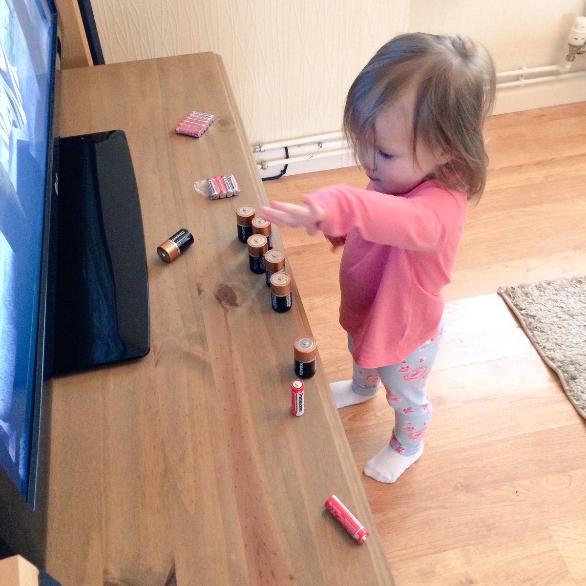 Mimiroseandme's tweet photo. My toddler loves batteries #TheLittleThings #Daughter #LovesPlaying https://t.co/4LDCuZdOiL