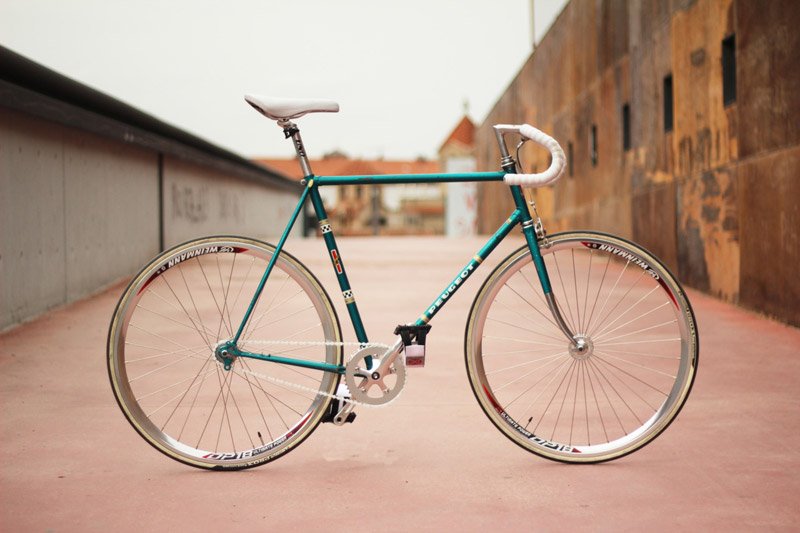 santafixie's tweet photo. ¡Éstas son las creaciones de nuestros clientes con unas bicis antiguas!  #fixie https://t.co/cA5nyZ0xMI https://t.co/9mLZG0umFF