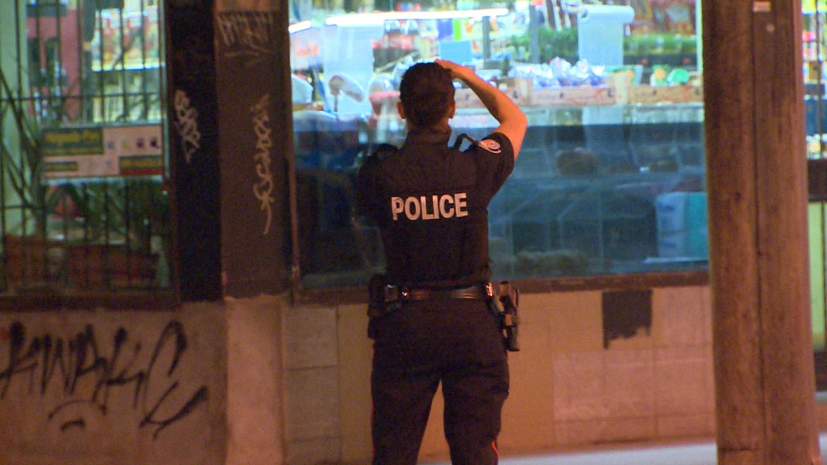 LateNightCam's tweet photo. Shooting - #Uber driver struck by a stray bullet, while driving past a fight outside a bar on Dundas near Euclid. https://t.co/EMAj0O3mKh