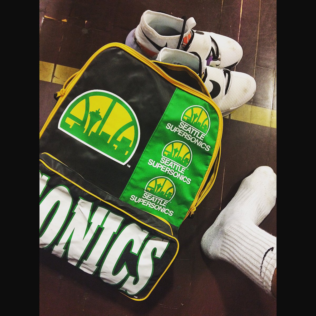 RoyWalser's tweet photo. In love with e new bag and kicks! #teamsonics #nikehyperrev #teamnike https://t.co/vl8H3G8Ozv