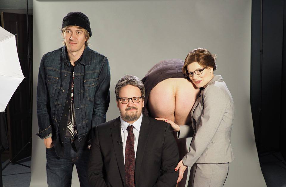 Kaipaako perhepotrettisi piristystä?: katsomo.fi/#!/jakso/33006… #SNLSuomi @kallelamberg <a href="/hirviniemi/">Hirvi</a> <a href="/VatanenJussi/">Jussi Vatanen</a>